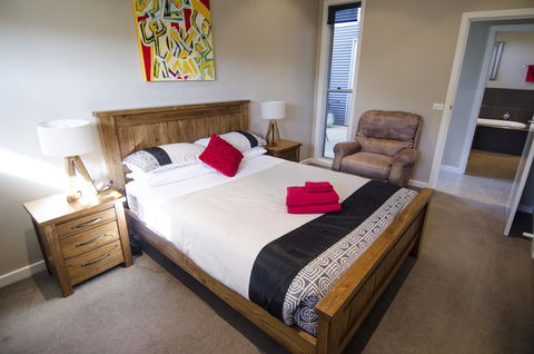 Corrugated Cottage - Australia Accommodation 17