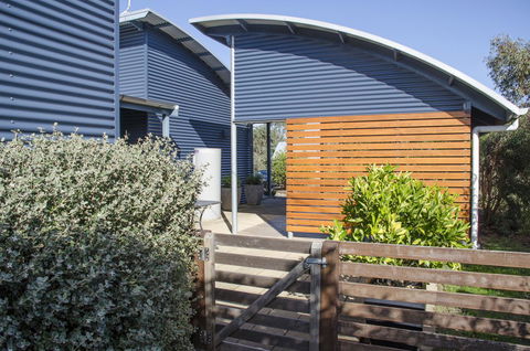 Corrugated Cottage - Australia Accommodation 14