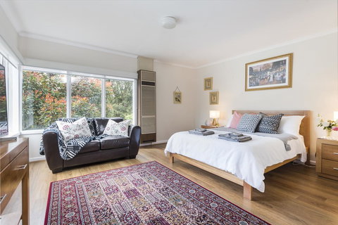 Hillside House - Australia Accommodation 4