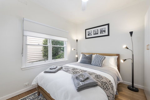 Hillside House - Australia Accommodation 7