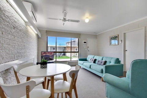Hybiscus Waterfront Apartments - Australia Accommodation 17