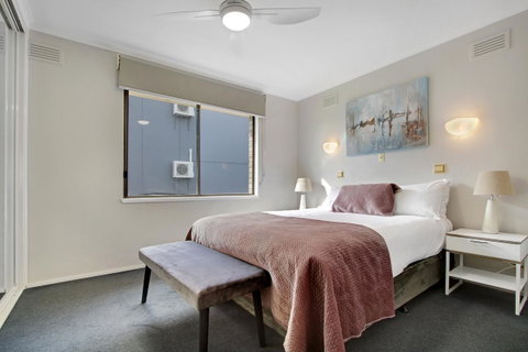 Hybiscus Waterfront Apartments - Australia Accommodation 13