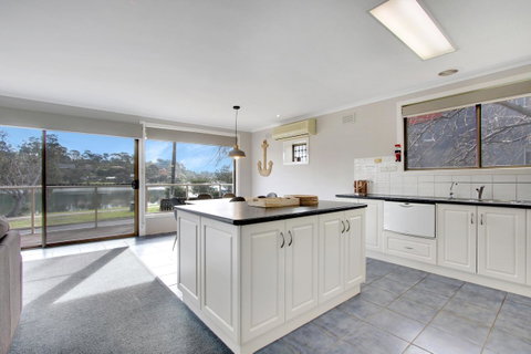 Hybiscus Waterfront Apartments - Australia Accommodation 7
