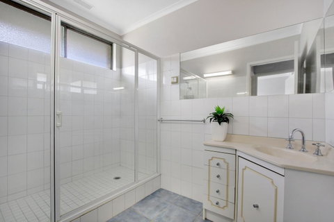 Hybiscus Waterfront Apartments - Australia Accommodation 10