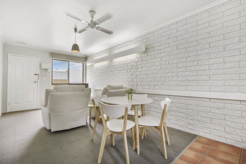 Hybiscus Waterfront Apartments - Australia Accommodation 26