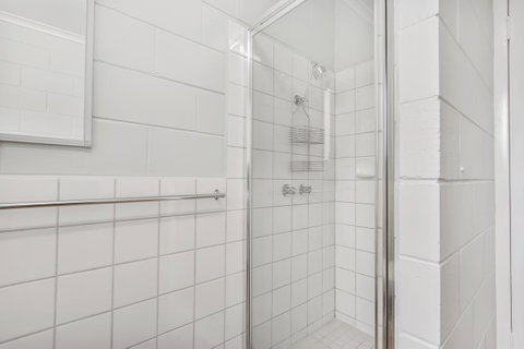 Hybiscus Waterfront Apartments - Australia Accommodation 29