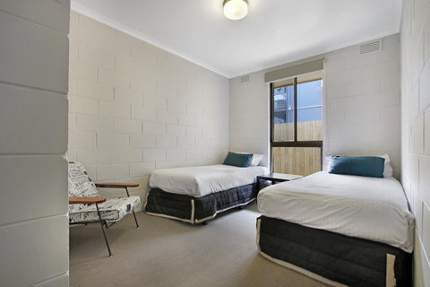 Hybiscus Waterfront Apartments - Australia Accommodation 21