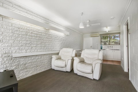Hybiscus Waterfront Apartments - Australia Accommodation 28