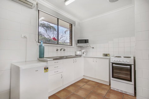 Hybiscus Waterfront Apartments - Australia Accommodation 24