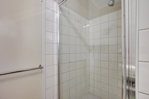 Hybiscus Waterfront Apartments - Australia Accommodation 19