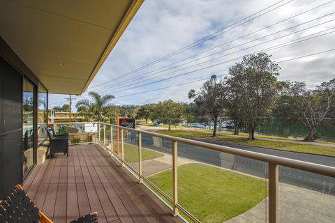 Hybiscus Waterfront Apartments - Australia Accommodation 3