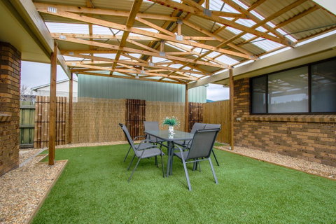 Hybiscus Waterfront Apartments - Australia Accommodation 34