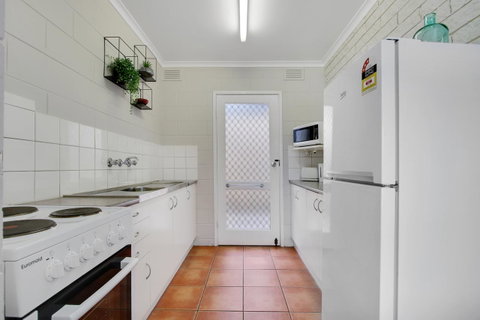 Hybiscus Waterfront Apartments - Australia Accommodation 16