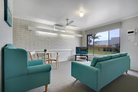 Hybiscus Waterfront Apartments - Australia Accommodation 18