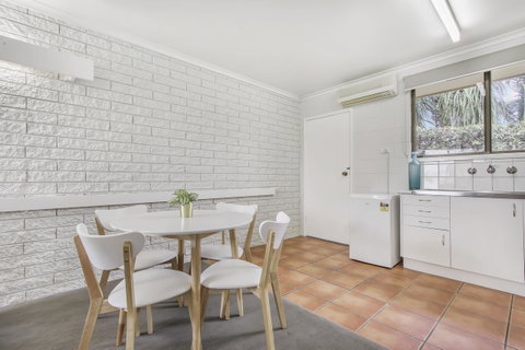 Hybiscus Waterfront Apartments - Australia Accommodation 25