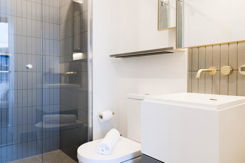 Deluxe Sea Views Apartment - Australia Accommodation 13