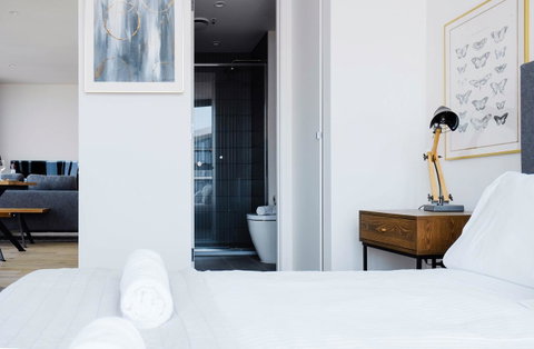 Deluxe Sea Views Apartment - Australia Accommodation 16