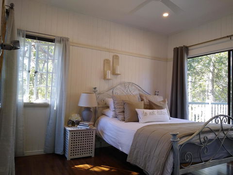 Lake Weyba Noosa Lodge & Kangaroos - Australia Accommodation 1