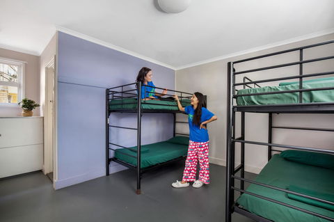 Backpackers In Paradise 18-35 Hostel - Australia Accommodation 3