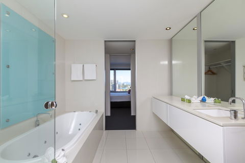 Q1 Resort & Spa - Official - Australia Accommodation 1
