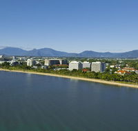 Holiday Inn Cairns Harbourside - Australia Accommodation