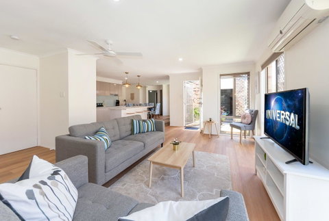 Waterfront Theme Park Getaway - Australia Accommodation 3