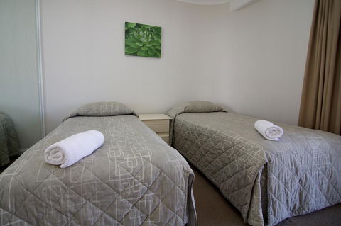 Surfers Mayfair - Australia Accommodation 9