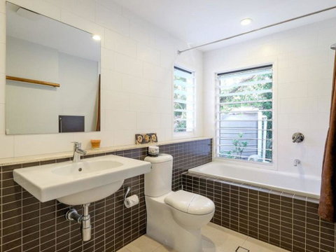 Whispering Trees - Australia Accommodation 0