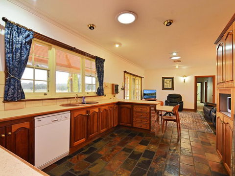 Wine Country Homestead 4-6br House - Australia Accommodation 2