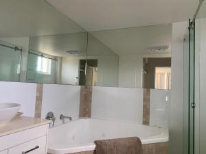 Breathtaking Views Over Currimundi Lake! - Australia Accommodation 4
