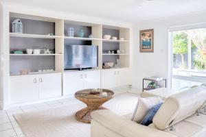 Relax At Bokarina Beach House Walk To Beach Relax By The Pool - Australia Accommodation 6