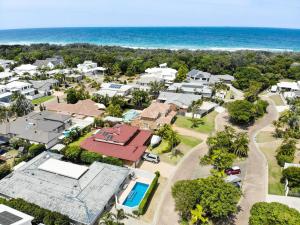 Relax At Bokarina Beach House Walk To Beach Relax By The Pool - Australia Accommodation 4