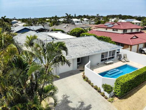 Relax At Bokarina Beach House Walk To Beach Relax By The Pool - Australia Accommodation 2