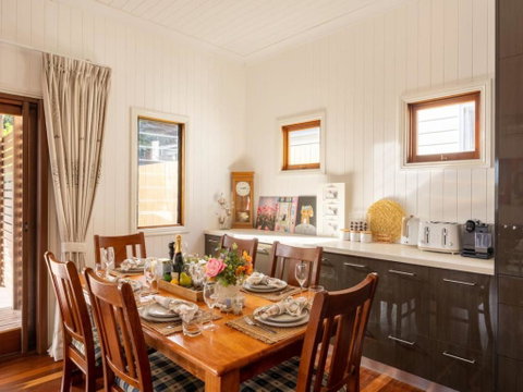 6KM To CBD Convenient 5BR Queenslander Coorparoo - Australia Accommodation 0