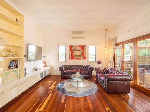 6KM To CBD Convenient 5BR Queenslander Coorparoo - Australia Accommodation 1