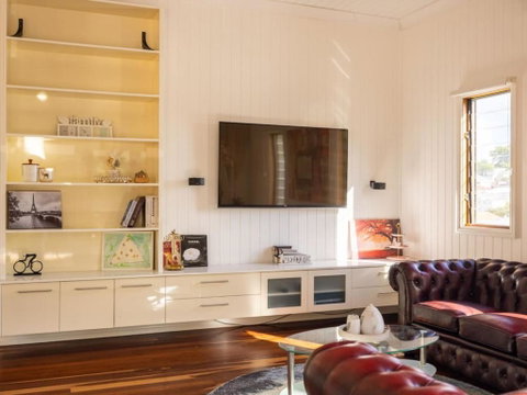 6KM To CBD Convenient 5BR Queenslander Coorparoo - Australia Accommodation 2