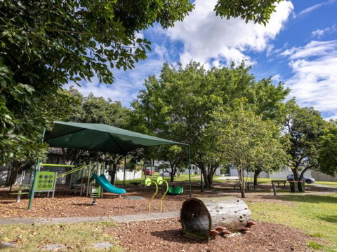 6KM To CBD Convenient 5BR Queenslander Coorparoo - Australia Accommodation 3