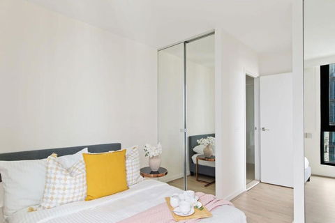 A Cozy 2BR Apt With Panoramic Views FREE Parking - Australia Accommodation 3