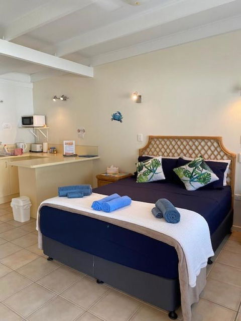 AFFORDABLE ISLAND ESCAPE! Queen Studio, Nelly Bay - Australia Accommodation 1