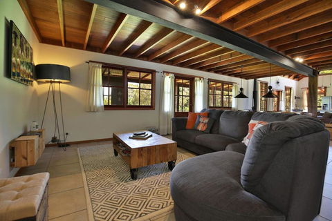 Amaroo House - Glorious Views - Australia Accommodation 3