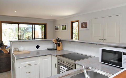 AMITY BEACH BUNGALOW - Australia Accommodation 3