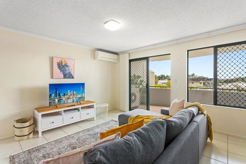 Albion Convenient Hideaway With Parking & Balcony - Australia Accommodation 0