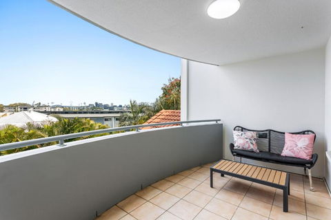 Albion Convenient Hideaway With Parking & Balcony - Australia Accommodation 4