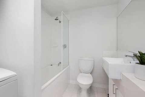Astral Apartments. Spacious 2 Bed, 2 Bath Apartment In A Great Location. - Australia Accommodation 1