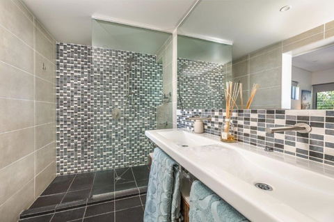 At Waves Penthouse Unit15 - Australia Accommodation 2