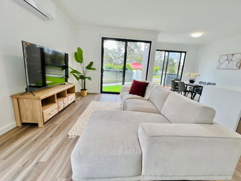 Austral Brand New Modern 4 Br Home - Australia Accommodation 1