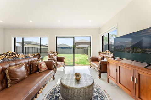 Austral Spacious Large 5 Br Home With Central AC - Australia Accommodation 0