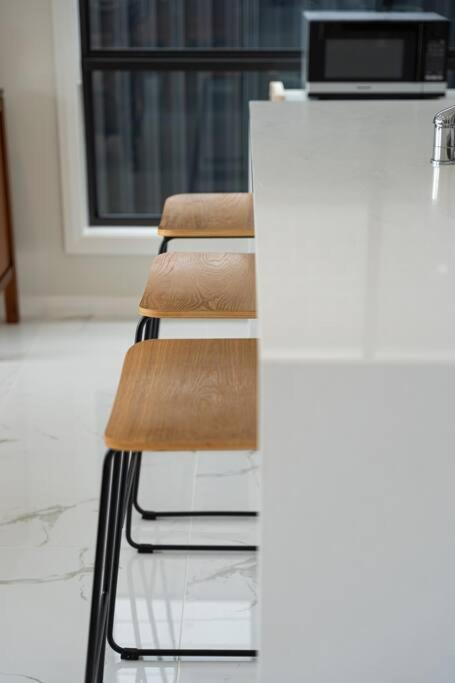 Austral Spacious Large 5 Br Home With Central AC - Australia Accommodation 3