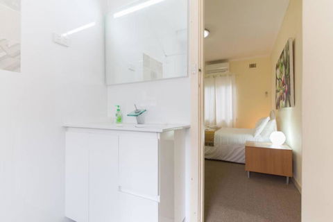 B5 Crawley Apartment 1 BRM & Sleepout Near UWA - Australia Accommodation 2