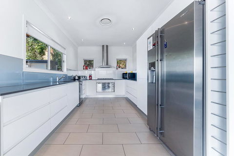 Viewpoint Holiday Home - Cannonvale - Australia Accommodation 6